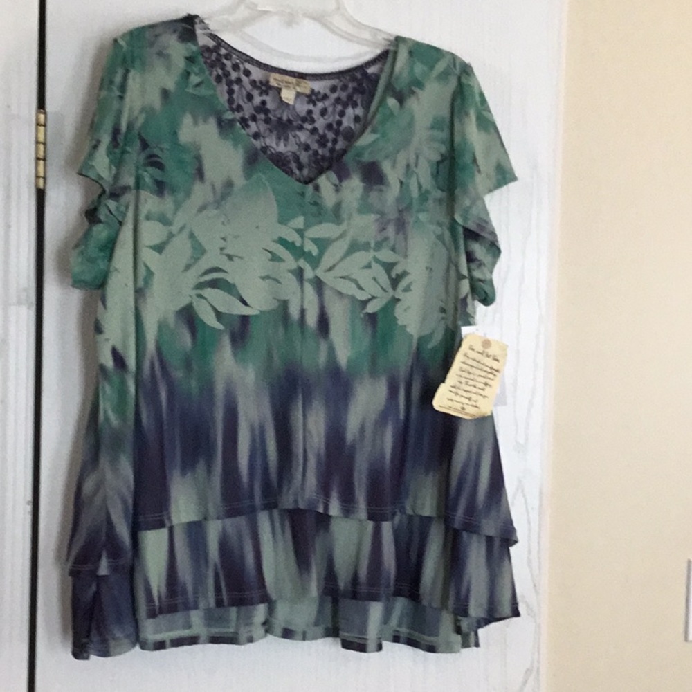 One world top in size 1X. NWT